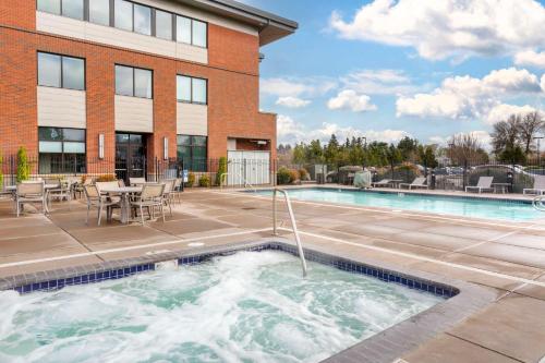 Bazén v ubytování Best Western Premier Boulder Falls Inn nebo v jeho okolí