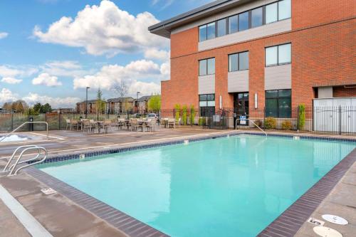 a large swimming pool in front of a building at Best Western Premier Boulder Falls Inn in Lebanon