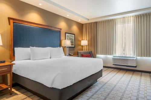 Postel nebo postele na pokoji v ubytování Best Western Premier Boulder Falls Inn
