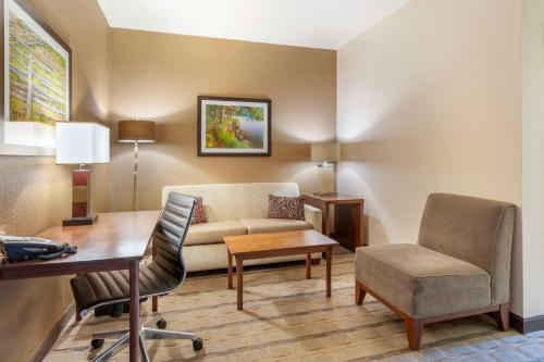 Posezení v ubytování Best Western Premier Boulder Falls Inn