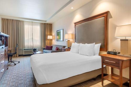 Postel nebo postele na pokoji v ubytování Best Western Premier Boulder Falls Inn