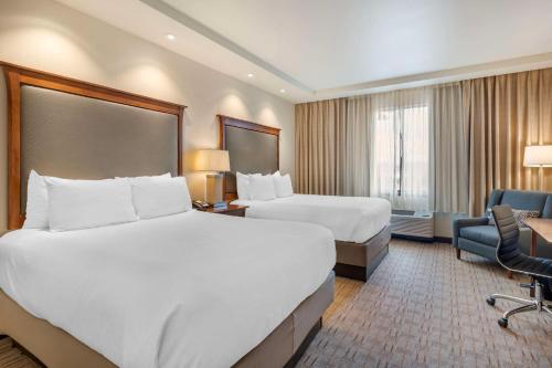 Postel nebo postele na pokoji v ubytování Best Western Premier Boulder Falls Inn