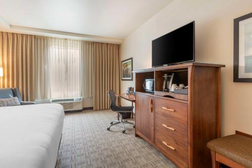 TV a/nebo společenská místnost v ubytování Best Western Premier Boulder Falls Inn