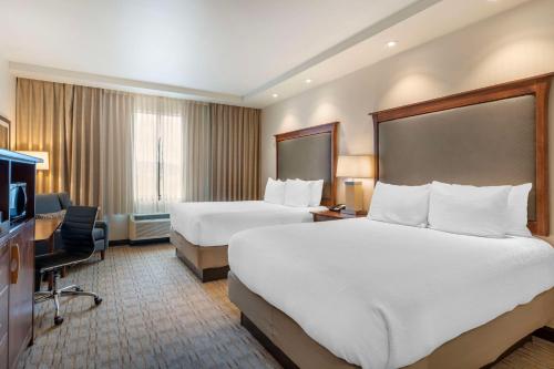 Postel nebo postele na pokoji v ubytování Best Western Premier Boulder Falls Inn