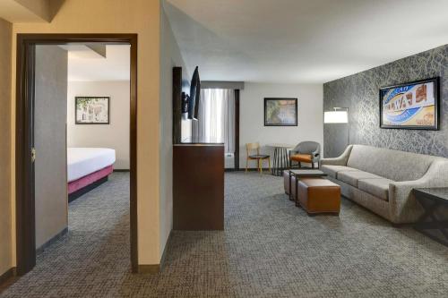 Drury Inn Paducah في بادوكا: غرفة في الفندق مع أريكة وسرير