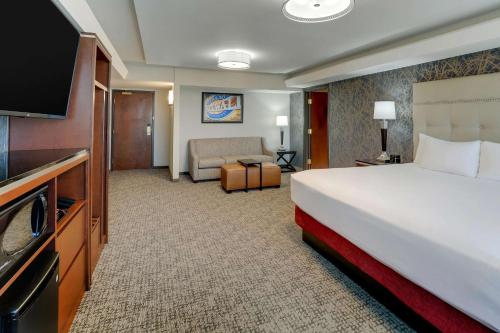 Katil atau katil-katil dalam bilik di Drury Inn Paducah