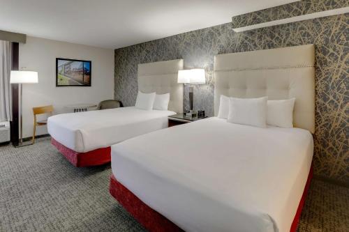 Katil atau katil-katil dalam bilik di Drury Inn Paducah