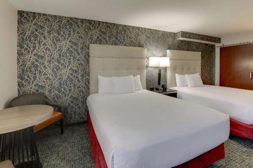 Katil atau katil-katil dalam bilik di Drury Inn Paducah