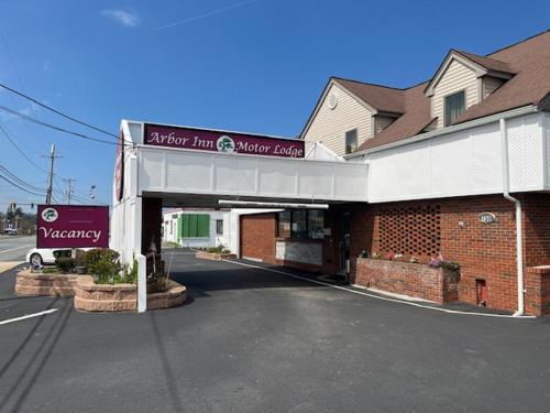 a building with a sign that reads altar inn main road at Arbor Inn Motor Lodge - Weymouth in Weymouth