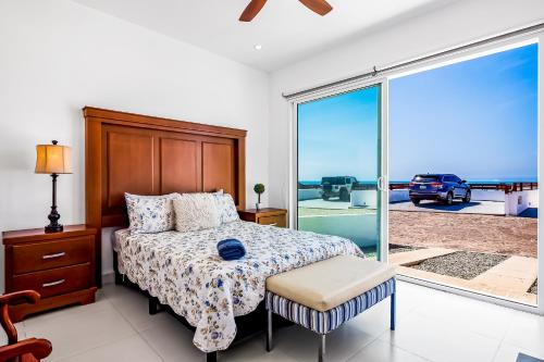 Schlafzimmer mit einem Bett und Meerblick in der Unterkunft Casa Capri 39 - Playa Arcangel in Rosarito