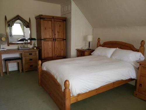 a bedroom with a bed and a desk and a sink at AbingPlough House in Abingdon