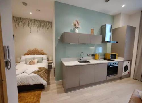 Dapur atau dapur kecil di Liverpool Gem: Cozy Studio Retreat