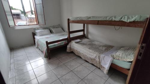 a room with two bunk beds and a window at Apartamentos da Matriz in Piumhi