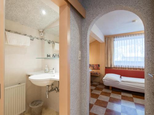 een badkamer met een wastafel en een bad bij Vanessa in Zell am See