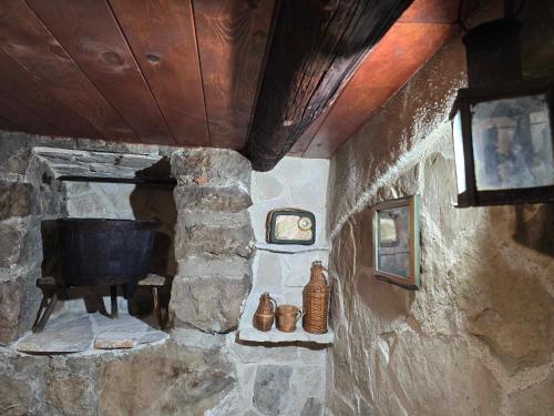 Habitación de piedra con TV en una pared de piedra. en Stone House Moj Dida en Živogošće