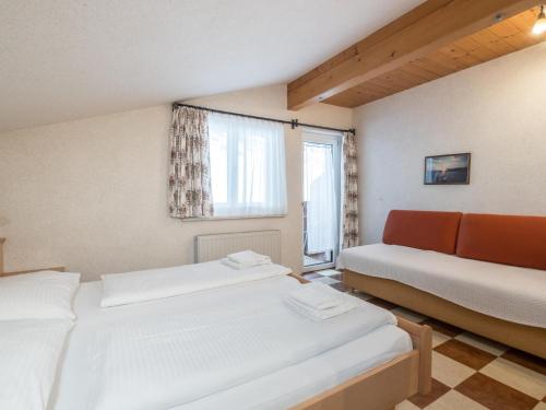 two beds in a room with a window at Jürgen in Zell am See