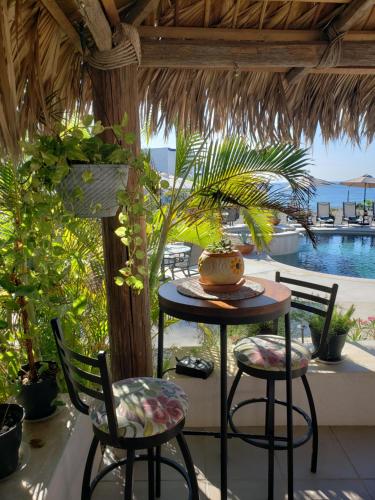 un tavolo con una torta su un patio di Poseidons Cove Private Home Vacation Rental a San José del Cabo