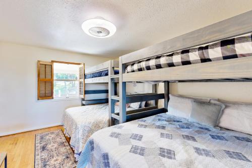um quarto com 2 beliches e uma janela em Lake Bluff Retreat em Canyon Lake