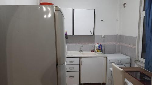uma cozinha com um frigorífico branco e um lavatório em Şirinevler Guest house em Istambul
