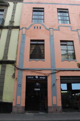 un edificio con la puerta abierta en una calle en Hostal Amigo, en Ciudad de México