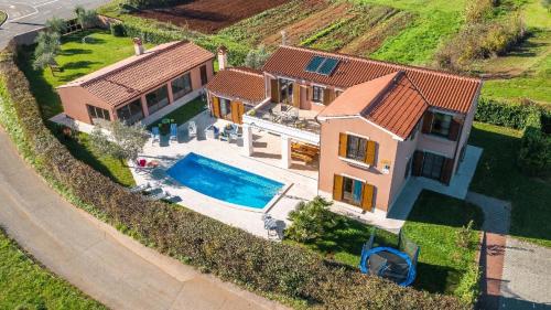 une vue aérienne d'une maison avec piscine dans l'établissement Ferienhaus mit Privatpool für 10 Personen ca 310 qm in Barban, Istrien Bucht von Raša, à Barban