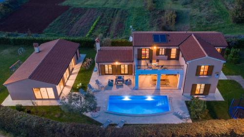 une vue aérienne d'une maison avec piscine dans l'établissement Ferienhaus mit Privatpool für 10 Personen ca 310 qm in Barban, Istrien Bucht von Raša, à Barban