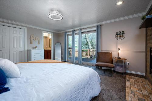 ein Schlafzimmer mit einem großen weißen Bett und einem Stuhl in der Unterkunft Summit Sanctuary Mountain Escape in Ogden