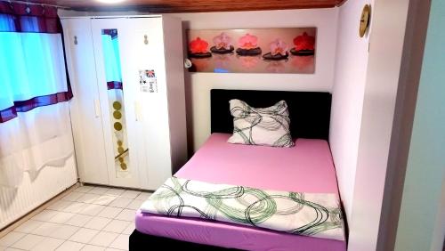 Llit o llits en una habitació de Ferienwohnung in Friedberg Hessen für max. 3 Personen