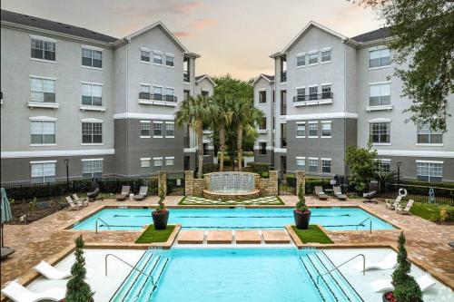 une image d'une piscine dans un complexe d'appartements dans l'établissement Devine Livings at Hermann Park, à Houston