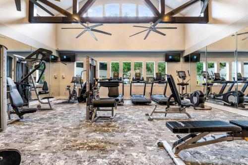 - une salle de sport avec de nombreux tapis de course et appareils d'exercice dans l'établissement Devine Livings at Hermann Park, à Houston