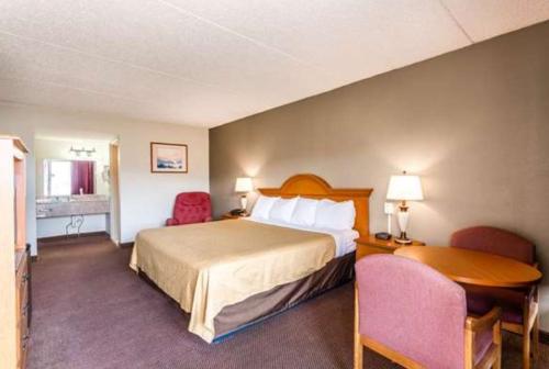 ein Hotelzimmer mit einem Bett und einem Schreibtisch in der Unterkunft FairBridge Inn Express Mount Vernon Renfro Valley in Mount Vernon