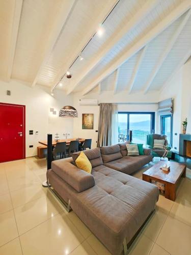 een grote woonkamer met een bank en een tafel bij Alexiou Luxury Villa in Aigio