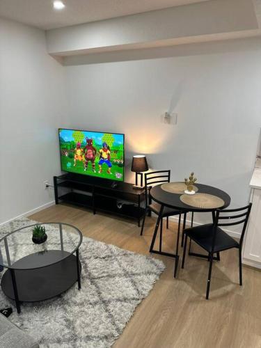 Una televisión o centro de entretenimiento en Guest suite in Southwest Calgary