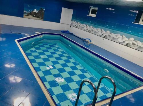 een zwembad met een dambord bij Luxury villa 8 bedrooms in Baku