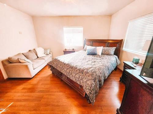 ein Schlafzimmer mit einem Bett und einem Sofa in der Unterkunft Pet Friendly Mtn Cabin on 40 Acres 2 King Beds in Leadville