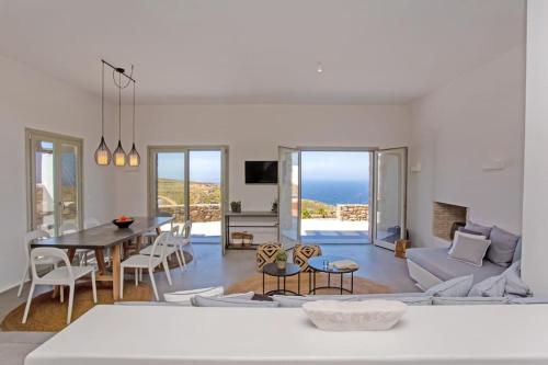 Et tv og/eller underholdning på AURA Seaview Sunset Pool Villa - Six Bedrooms