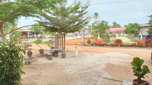 ein Park mit einem Zaun und einem Baum im Hof in der Unterkunft Desa Besut Inn in Kampung Kuala Besut