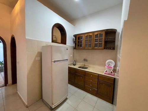 uma cozinha com um frigorífico e um lavatório em Red oasis em Dahab