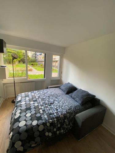 une chambre avec un grand lit et une fenêtre dans l'établissement Cocoon Meridien, à Paris