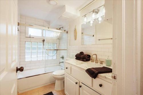 Ένα μπάνιο στο 5 minutes walk to beach 4BR/2baths