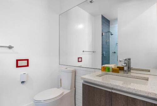 Koupelna v ubytování Dharma Home Suites Hoboken