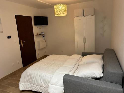 une chambre avec un grand lit et un canapé dans l'établissement Tichy, à Paris