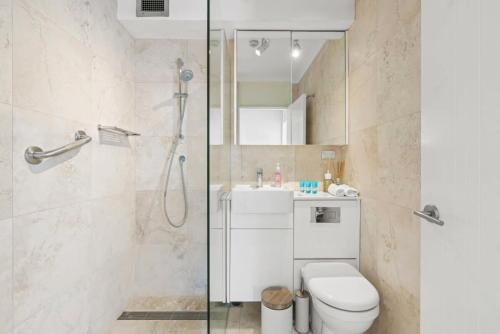 La salle de bains est pourvue d'une douche, de toilettes et d'un lavabo. dans l'établissement Harbourside #31, à Sydney