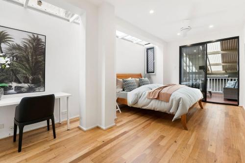 1 dormitorio con cama y escritorio en Comfy Darlinghurst Retreat en Sídney