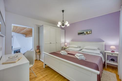 1 dormitorio con 1 cama grande y escritorio en Villa Dana en Divšići