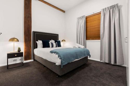 Un dormitorio con una cama grande y una ventana en 1 BR Apartment In the Heart of Darling Harbour en Sídney