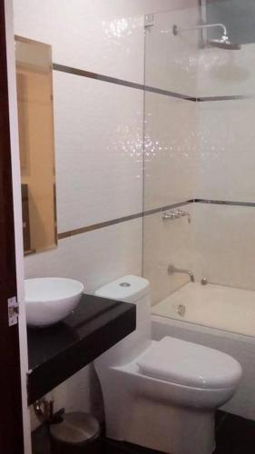 Bilik mandi di LOS ARCES HOTEL