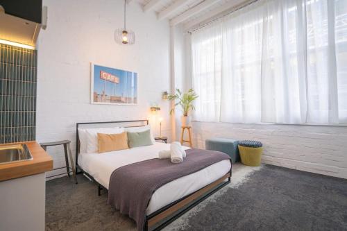 - une chambre avec un lit et un lavabo dans l'établissement Darlinghurst Studio 4 City Stay, à Sydney