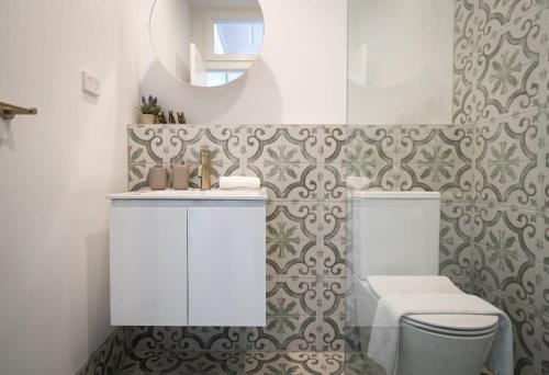 La salle de bains est pourvue de toilettes et d'un miroir. dans l'établissement Darlinghurst Studio 1 VOGUE, à Sydney