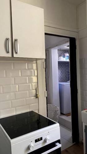 - une cuisine avec un comptoir blanc dans une pièce dans l'établissement Parfait studio central, à Paris